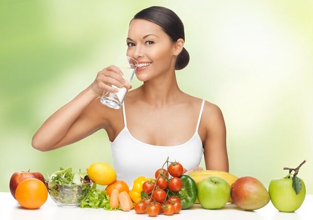 مبدأ النظام الغذائي المائي هو الالتزام بنظام الشرب ، إلى جانب استخدام الأطعمة الصحية. 